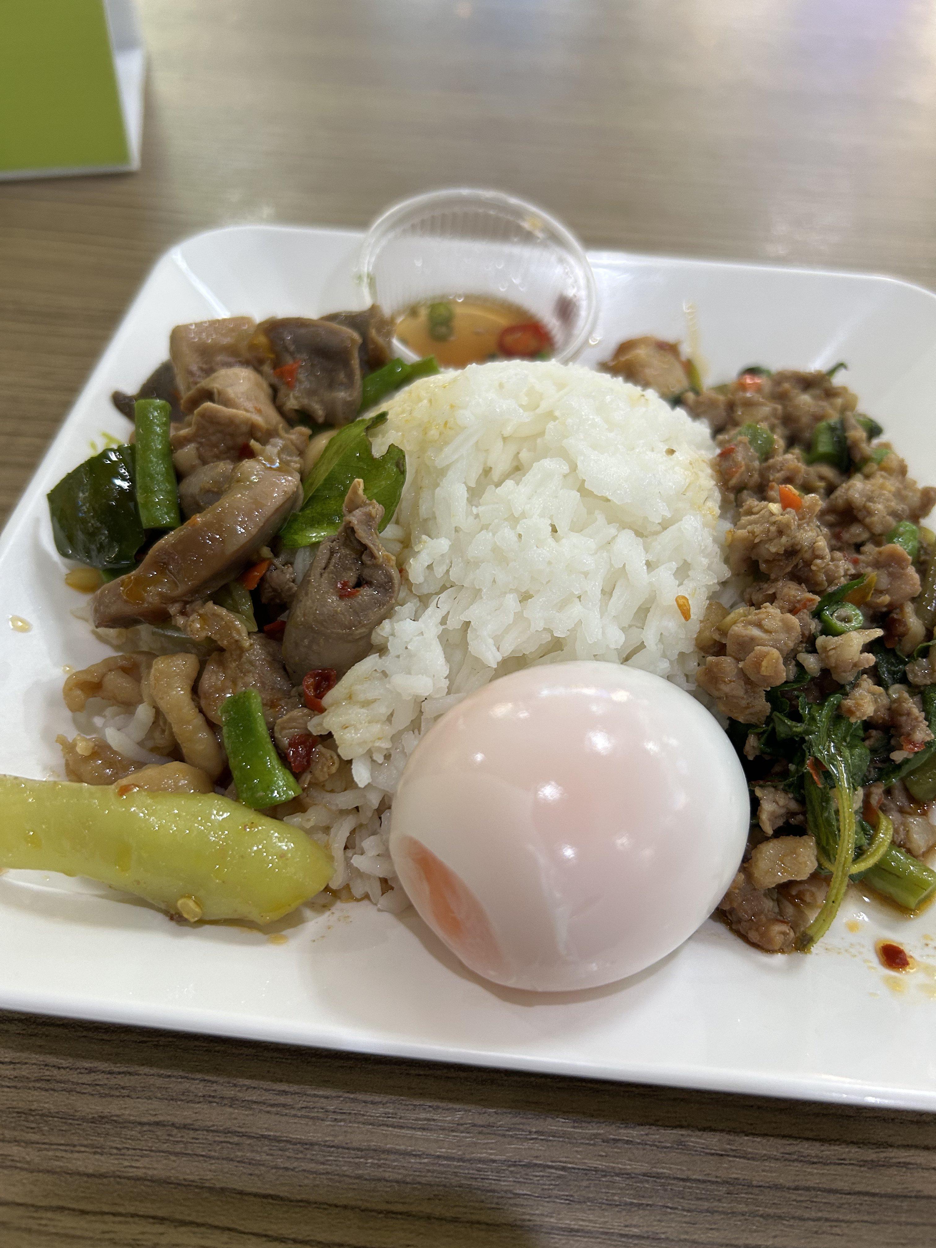 ອາຫານຈານຫຼັກ: ເຂົ້າກະເພົາ+ໄຂ່ຕົ້ມ