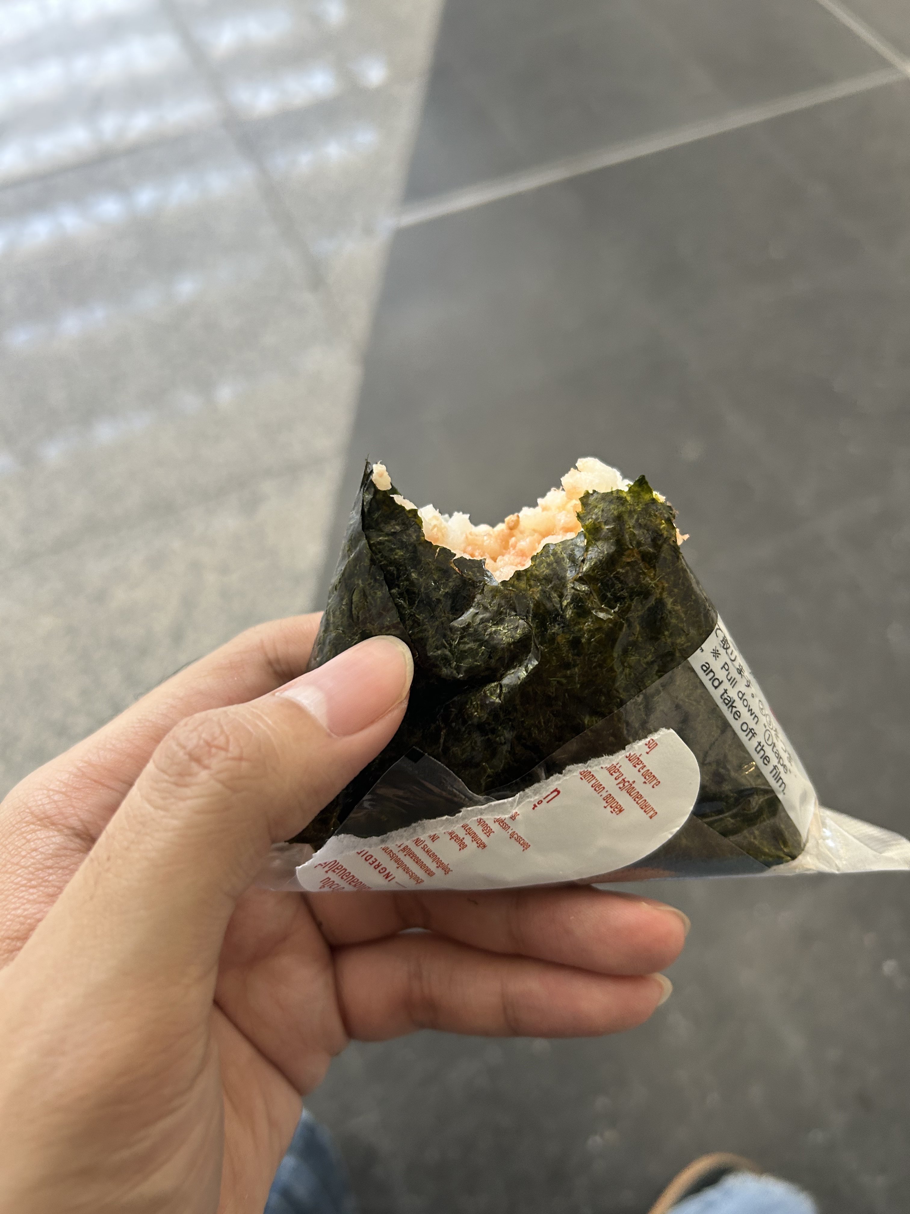 ເຂົ້າປັ້ນ (ອໍນີກີຣິ) ຂອງຫວ່າງຈາກ 7-Eleven ລະຫວ່າງລໍຖ້າ