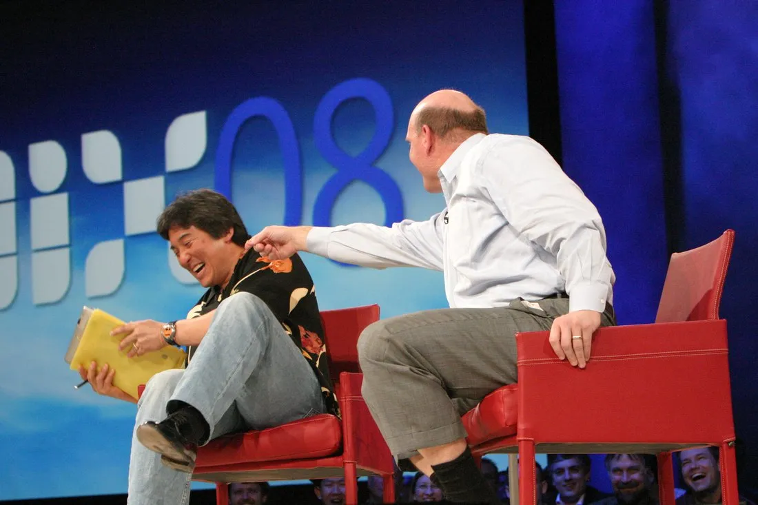 Steve Ballmer ซีอีโอของ Microsoft กำลังพูดบนเวทีงาน MIX08 ปี 2008