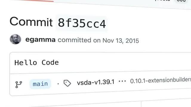 ภาพจากสารคดี commit แรกของ repo VS Code แบบ open source ข้อความว่า Hello Code โดย egamma ลงวันที่ 13 พฤศจิกายน 2015
