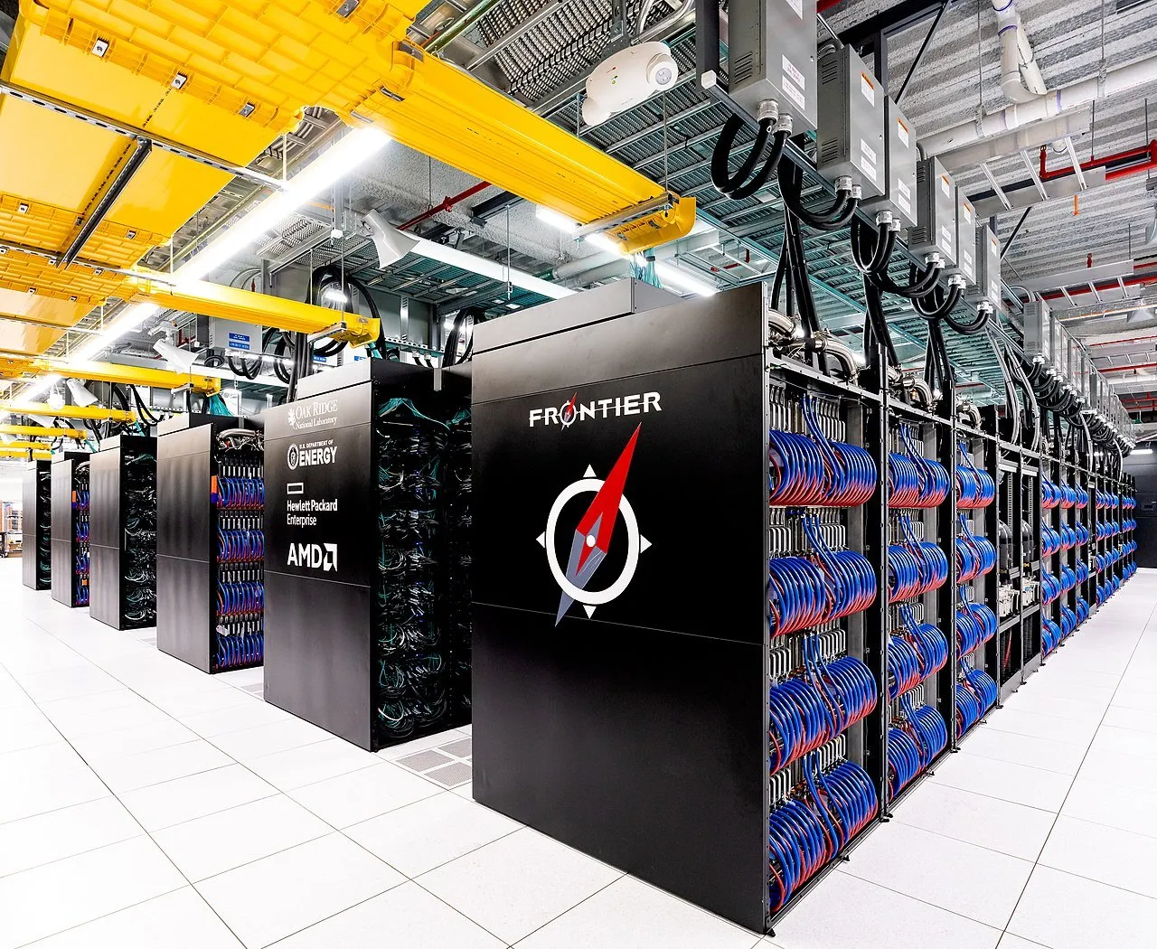ภาพถ่ายตู้แร็คของ Frontier ซูเปอร์คอมพิวเตอร์ที่ Oak Ridge National Laboratory